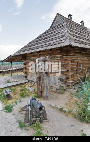 KHORTYTSIA, Ucraina - Luglio 03, 2018: statua in legno del famoso cosacco ucraino leader militare Otaman Koshovyi Ivan Sirko. Edifici di Zaporozhian Ho Foto Stock