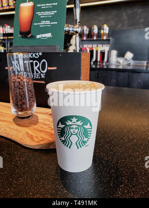 MONTREAL, Canada - 13 Marzo 2019: caffè Starbucks con caramello su un tavolo. Starbucks è un american coffee company e coffeehouse catena. Foto Stock