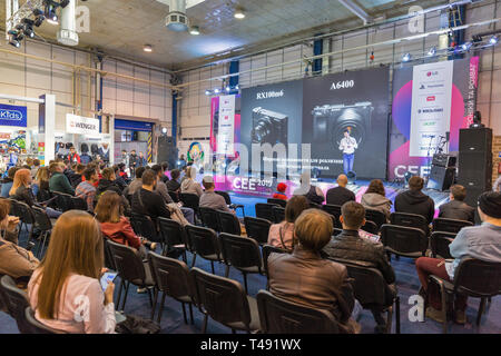 Kiev, Ucraina - 06 Aprile, 2019: la gente visita la presentazione di Sony macchine fotografiche professionali durante la CEE 2019, il maggiore consumatore di elettronica Foto Stock