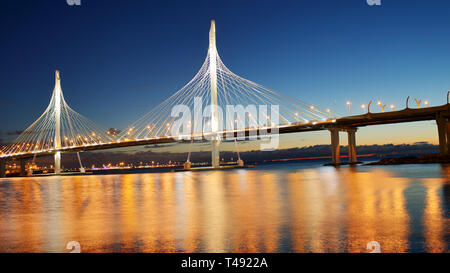 Vista notturna di traffico sul ponte strallato attraverso Petrovsky fairway a San Pietroburgo, Russia Foto Stock