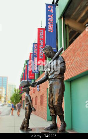 Ted Williams e giovane ragazzo statua al di fuori del Fenway Park Baseball Stadium di Boston, MA il giorno in estate Foto Stock