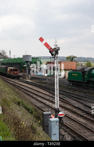 Il vecchio segnale ferroviario accanto al binario ferroviario alla stazione ropley sulla metà Hants railway Foto Stock