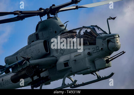 Un U.S. Marine Corps AH-1Z Viper elicottero d'assalto con Marine Attacco leggero elicottero Squadron 367 conduce un memoriale di volo 12 aprile 2019 su Oahu, Hawaii. Il volo era in onore di Marine Viper piloti Capt. Brannon e il Mag. Matteo M. Wiegand, coloro che sono stati uccisi in un incidente il 30 marzo. Foto Stock