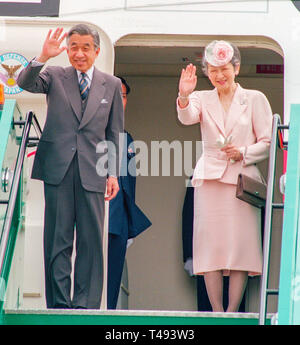 Sua Maestà l'imperatore Akihito e Michiko imperatrice del Giappone di lasciare l'aeroporto di Heathrow in 1998. Foto Stock