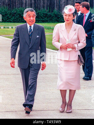 Sua Maestà l'imperatore Akihito e Michiko imperatrice del Giappone di lasciare l'aeroporto di Heathrow in 1998. Foto Stock