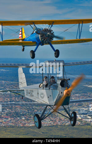 Il solo ed unico argento centenario biplano nella formazione con un Boeing Stearman, dall Australia Occidentale. Percorse dai costruttori originali nipote. Foto Stock