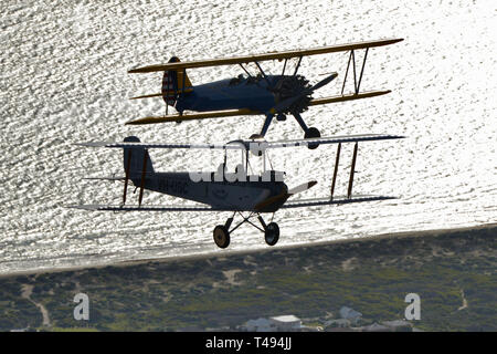 Stagliano vista del solo e unico centenario argento biplano nella formazione con un Boeing Stearman, dall Australia Occidentale. Foto Stock