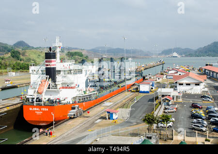 Nave che trasporta merci alla rinfusa in transito il Miraflores Locks nel suo percorso attraverso il canale di Panama Foto Stock