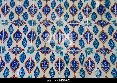 Antico fatto a mano turco - piastrelle ottomano, nel palazzo Topkapi, Istanbul, Turchia Foto Stock