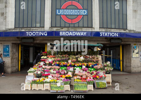 Fiore al di fuori di stallo Tooting Broadway Stazione della Metropolitana, Tooting High St, Tooting, London SW17 0SU, vista generale GV Northern Line Foto Stock