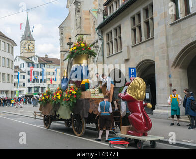 Zurigo, ZH / Svizzera - Aprile 8, 2019: guildsmen tradizionale e turisti durante il festival di primavera di Sechselauten a Zurigo Foto Stock