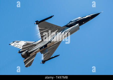 General Dynamics F-16 Fighting Falcon belga della Air Force solo team display - The Dark Falcon pilotato da Vador Foto Stock