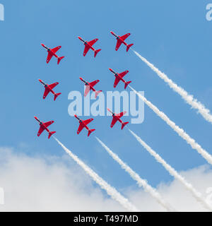 La Royal Air Force Aerobatic Team Display - Le frecce rosse - durante la loro routine di visualizzazione Foto Stock