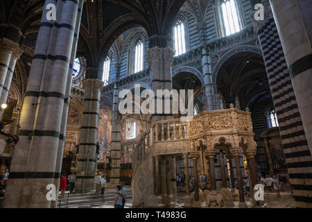 Siena, Italia - 28 Giugno 2018: vista panoramica dell'interno della cattedrale di Siena (Duomo di Siena) è una chiesa medievale di Siena, dedicato dalla sua earlies Foto Stock