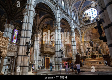 Siena, Italia - 28 Giugno 2018: vista panoramica dell'interno della cattedrale di Siena (Duomo di Siena) è una chiesa medievale di Siena, dedicato dalla sua earlies Foto Stock