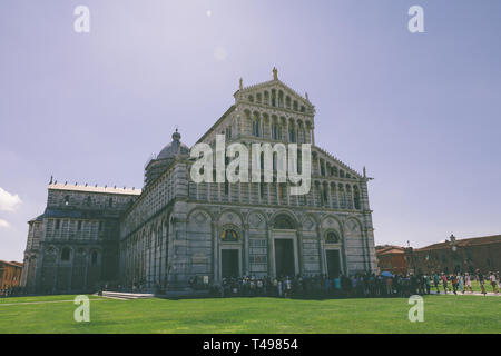 Pisa, Italia - 29 Giugno 2018: vista panoramica del Duomo di Pisa (Cattedrale Metropolitana Primaziale di Santa Maria Assunta è Cattedrale cattolica romana Foto Stock