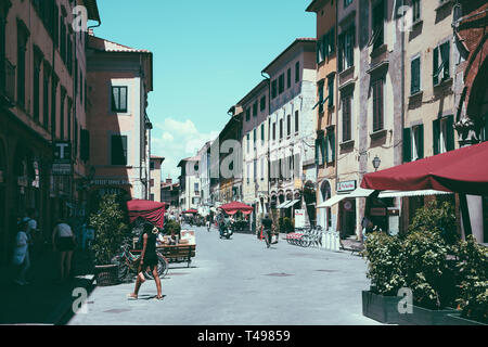 Pisa, Italia - 29 Giugno 2018: Camminando sul Borgo Stretto Street nella città di Pisa con edifici storici e negozi. La gente a piedi e il resto intorno a. Estate sunny Foto Stock