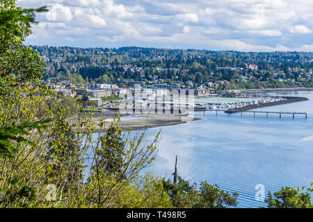 Una vista della marina e del molo di Des Moines, Washington. La marea è fuori. Foto Stock