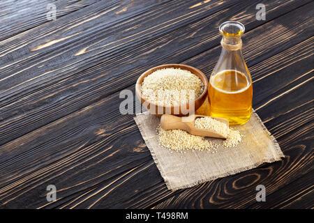 Olio di sesamo in una bottiglia di vetro Foto Stock