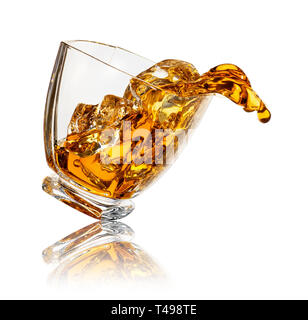 Splash di whiskey in vetro Foto Stock