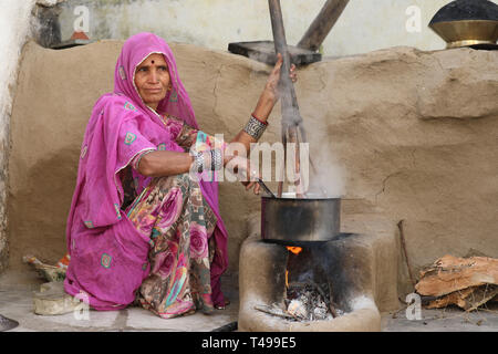 Indiano donna Rajasthani cucinare chapati --- chapatti pane indiano, Jodhpur, Rajasthan, India, Asia Foto Stock