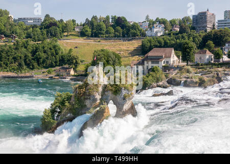 Le Cascate del Reno è la cascata più grande in Europa in Schaffhausen, Svizzera. Giornata estiva con sun. Vista dal castello Laufen Foto Stock