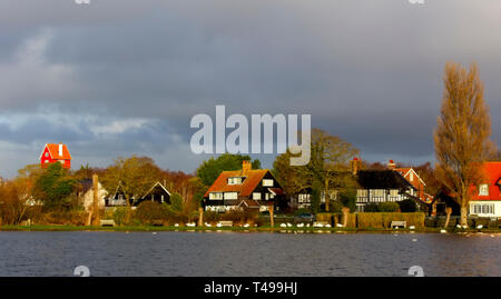 Case di Lusso sulla riva del Meare, Thorpeness, Suffolk, Inghilterra, Regno Unito. Foto Stock