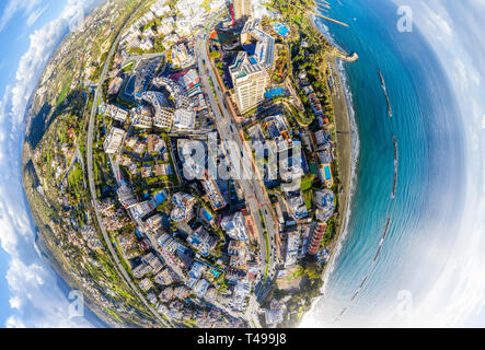 Alberghi sul mare, spiagge e edifici condominiali lungo la strada della città. Limassol, Cipro Foto Stock