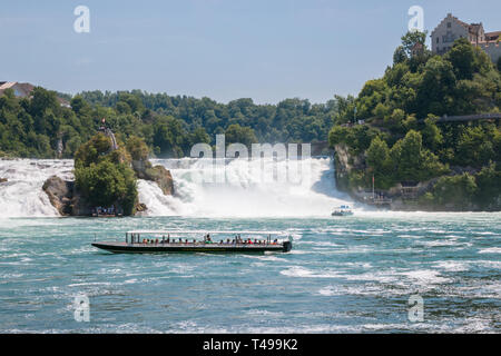 Schaffhausen, Svizzera - 20 Giugno 2017: Vista Cascate del Reno è la cascata più grande in Europa. Giornata estiva con cielo blu. Stampa di poster, immagine, pho Foto Stock