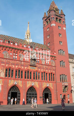 Basel, Svizzera - 21 Giugno 2017: vista sul Municipio di Basilea (Rathaus Basilea), è un 500-anno-vecchio edificio che domina la Marktplatz. Giornata estiva con blu Foto Stock