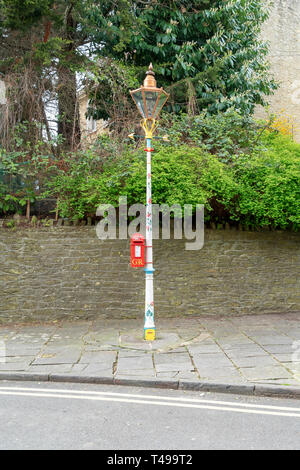 Dipinto di lampada decorativa post con colore rosso brillante post box collegato Foto Stock