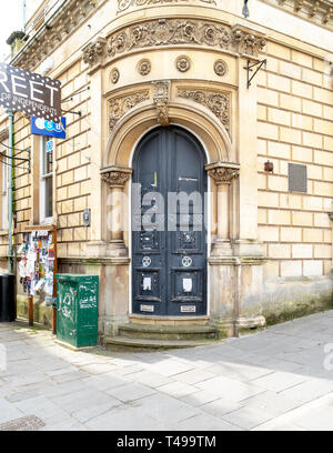 Graffiti su porte all'entrata di un dismessi TSB Bank a Frome Somerset REGNO UNITO Foto Stock