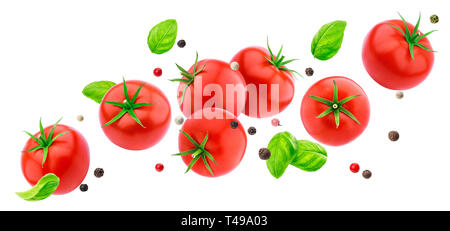 La caduta di insalata di pomodori isolato su sfondo bianco con percorso di clipping, battenti ortaggi freschi ingrediente Foto Stock