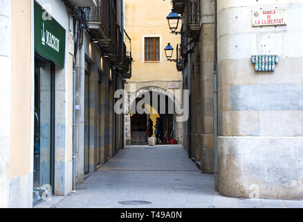 Girona, Spagna - 23 Gennaio 2019: Stretta Street nella città vecchia. Girona, in Catalogna, Spagna Foto Stock