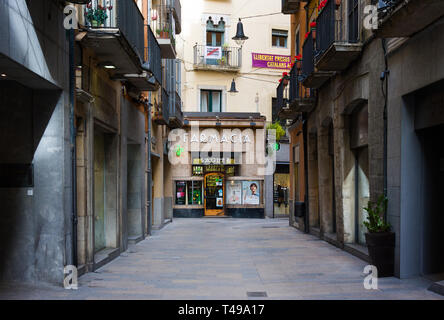 Girona, Spagna - 23 Gennaio 2019: Stretta Street nella città vecchia. Girona, in Catalogna, Spagna Foto Stock