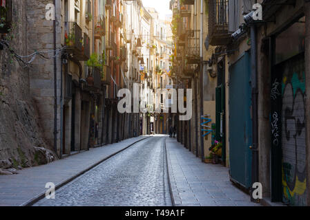 Girona, Spagna - 23 Gennaio 2019: Stretta Street nella città vecchia. Girona, in Catalogna, Spagna Foto Stock