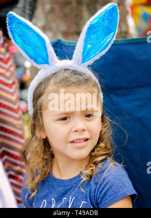 Una ragazza indossa orecchie di coniglietto durante una comunità uovo di Pasqua Caccia al Langan Park, 13 aprile 2019, nel Mobile, Alabama. Foto Stock