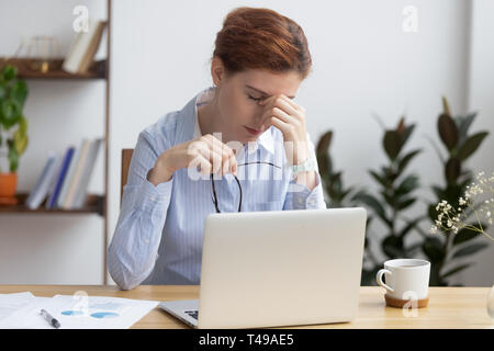 Oberati di lavoro ha sottolineato business donna azienda bicchieri sento affaticamento visivo Foto Stock