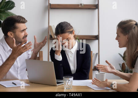 Sottolineato infastiditi office dipendente che mal di testa emicrania al business meeting Foto Stock