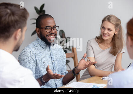 Felice fiducioso maschio africano allenatore di business leader diversi team di incontro Foto Stock