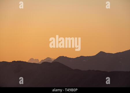 Vista tramonto dalla strada di confine di Slovenia e Italia a montagne Mangart e Kanin nelle Alpi Giulie Foto Stock