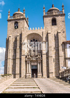 Cattedrale romanica di Porto, Portogallo è una chiesa cattolica romana situato nel centro storico della città di Porto Foto Stock