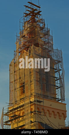 Il campanile della chiesa nel processo di ricostruzione Foto Stock