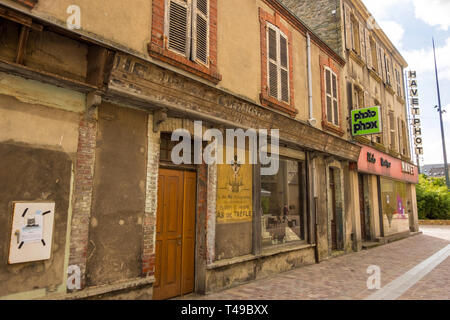 Cherbourg-Octeville, Francia - 21 agosto 2018: vecchie foto in studio e negozio di fotografia in una strada a Cherbourg city. La Normandia, Francia Foto Stock