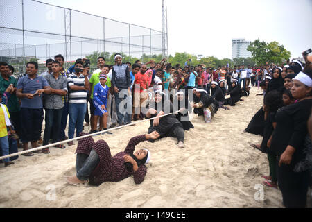 Donne maldiviano tirando la corda per il divertimento Foto Stock