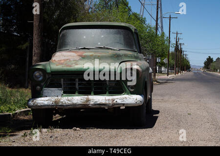Vecchio camioncino parcheggiato in una strada di Marfa, Texas. Foto Stock