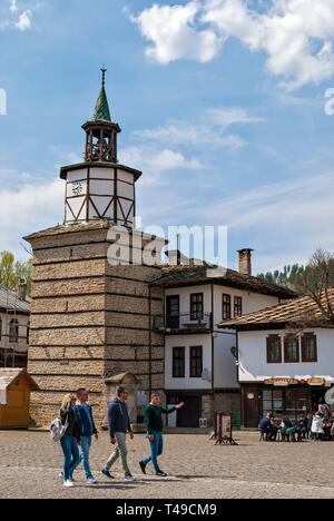 I turisti a passeggiare nella città vecchia;Tryavna;la Bulgaria; Foto Stock