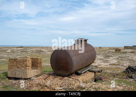 Attrezzature abbandonate dall'industria della pesca sulla spiaggia di Dungeness nel Kent, Regno Unito Foto Stock