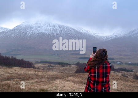 Persona di fotografare il paesaggio nelle Highlands scozzesi, Scotland, Regno Unito, Europa Foto Stock