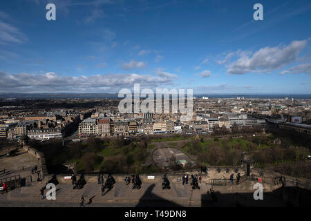 Angolo di alta vista di Edinburgh New Town dal Castello di Edimburgo, Scozia, Regno Unito, Europa Foto Stock